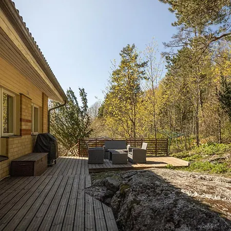 Rivitalo Luontopolkujen Vieressae *